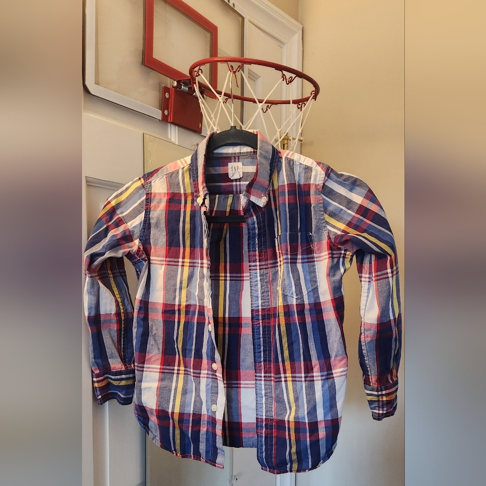 BOYS GAP KIDS long sleeve button up size S (regular)